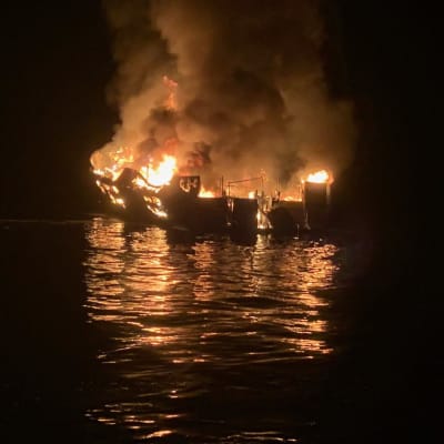 Båten som brann i lågor ute på havet.