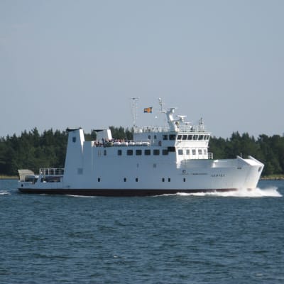 Ålandstrafikens skärgårdsfärja M/S Skiftet vid Houtskär