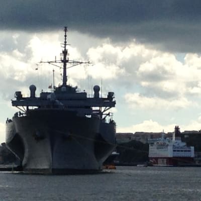 USS Mount Whitney låg för ankar mitt i Stockholm för några dagar sedan. En "artighetsvisit" kallades besöket, i samband med Baltops-övningen i Östersjön.