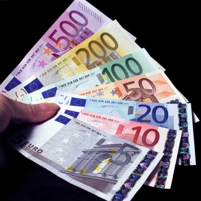 Eurosedlarna i en hand