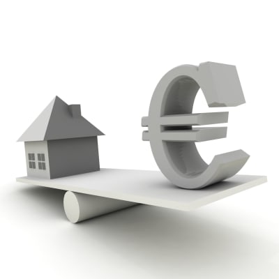 Ett hus och en eurosymbol balanserar på en planka.