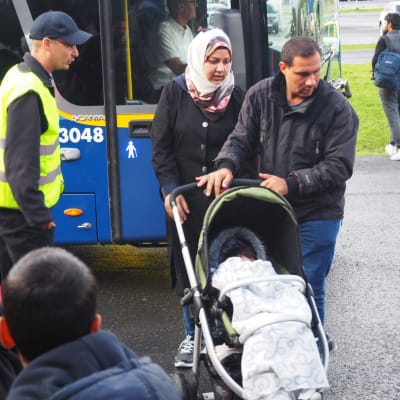 Familj kommer med buss från Sverige till Torneå