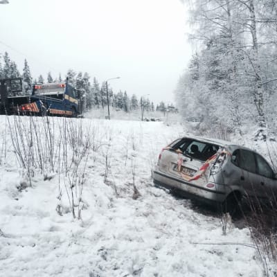 Bil i diket på Larsmovägen mellan Larsmo och Jakobstad.