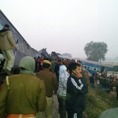 Intensivt räddningsarbete pågår vid tåget som har spårat ur nära staden Kanpur i Norra Indien den 20 november 2016.