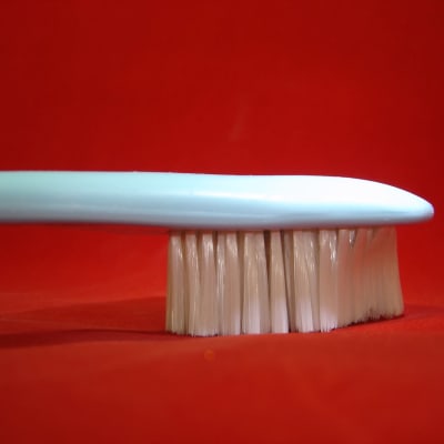 Var noga med att hålla tänderna rena, så underviker du tandlossning. Bild: YLE/Pravda