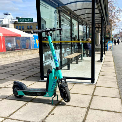 Sähköpotkulauta kävelykadulle pysäköitynä.