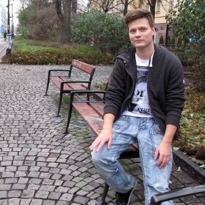 Benjamin Sidorov som sitter på en parkbänk.