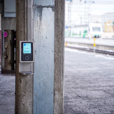 Matkalipun lukulaite Tampereen rautatieasemalla.