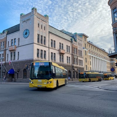 En gul Föli-buss på Slottsgatan.