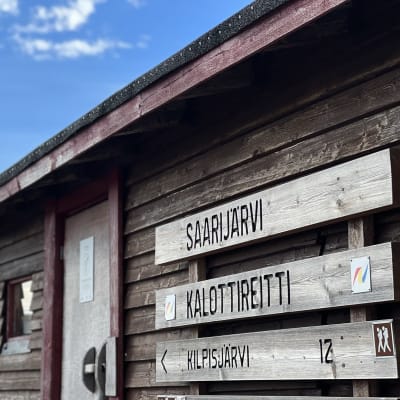 Reittiviitat Saarijärven autiotuvan seinustalla.