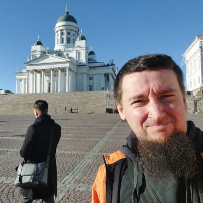 Ukko Torni kuvasi itsensä Helsingin Senaatintorilla.