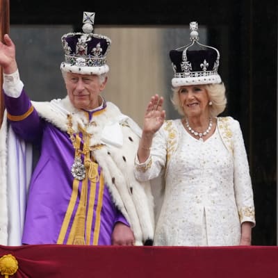 Kuningas Charles III ja kuningatar Camilla tervehtivät kansaa Buckinghamin palatsin parvekkeelta.