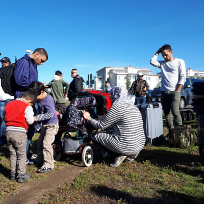 En grupp asylsökande i Torneå på väg att gå över gränsen från Finland till Sverige.