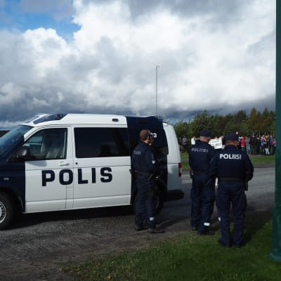 Finska poliser i Torneå vid gränsen mot Sverige.