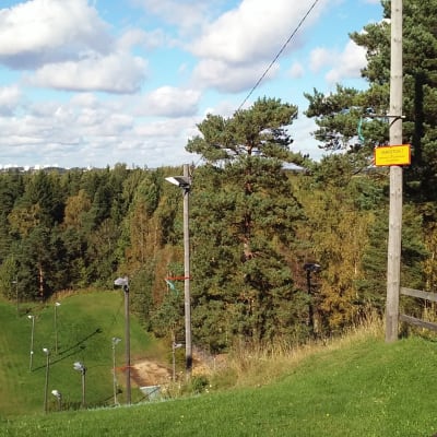 Liten skylt varnar för fara i hoppbacken i Hertonäs ännu i september 2015.