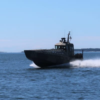 En av marinens Jurmo-trupptransportbåtar nära Jussarö, Raseborg, juli 2020.