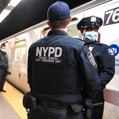 Poliser på en tunnelbaneperrong i New York.