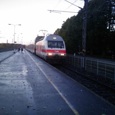 VR-tåg kör förbi Kyrkslätt tågperrong.