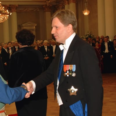 President Tarja Halone och Esko Aho hälsar på varandra under mottagningen 2001.