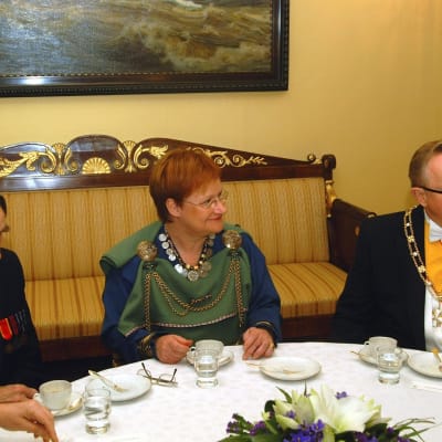 Presidenterna Koivisto, Halone och Ahtisaari på slottet 2001.