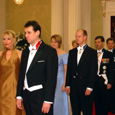 Bland gästerna som anländer till slottet finns Ville Itälä, Jan-Erik Enestam och Olli-Pekka Heinonen. Året är 2001.