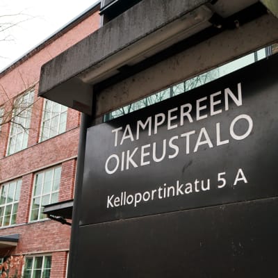 Tampereen oikeustalon kyltti