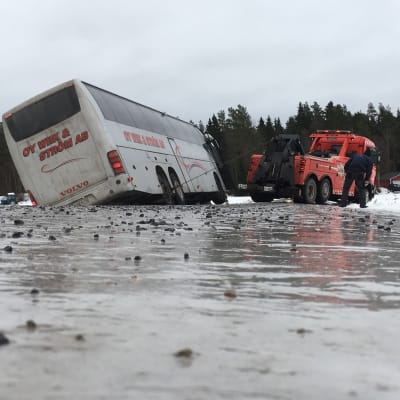 Liukkaalla tiellä ojaan suistunutta bussia nostetaan Mustasaaressa 25.1.2018