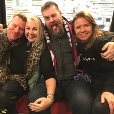 I Efter Nios soffa sitter Mårten Svartström, Satu Söderström, Stan Saanila och Sonja Kailassaari