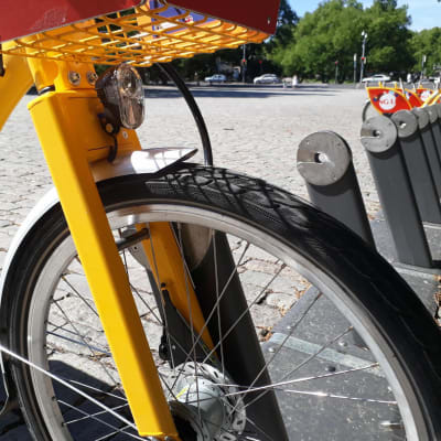 Fölläri-pysäkki Turun tuomiokirkon edustalla.