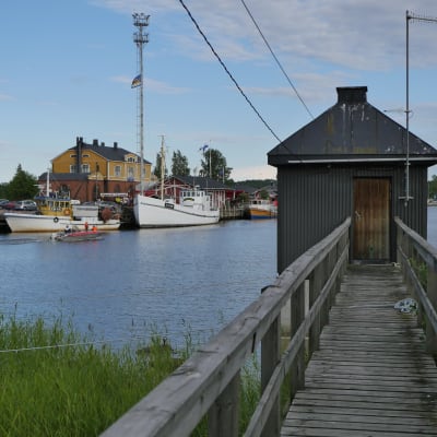mareografi Haminassa Pitäjänsaarella, taustalla Tervasaari, Ilmatieteen laitoksen meriveden korkeutta mittaava asema
