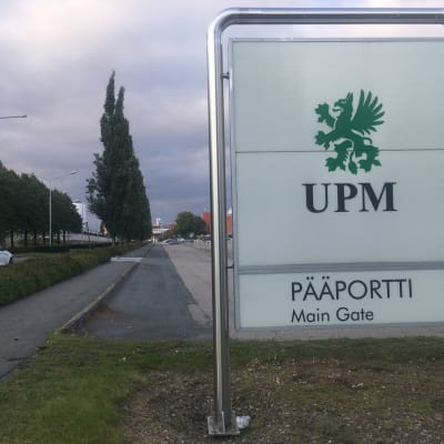 UPM-kyltti tehtaan edustalla.