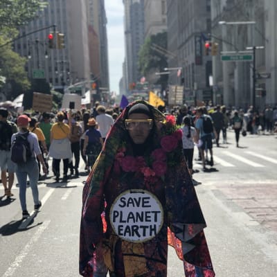 Person som deltar i klimatmarschen i New York.