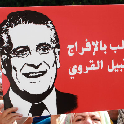 Nabil Karouin kannattajat marssivat hänen vapauttamisensa puolesta syyskuun alussa Tunisian pääkaupungissa Tunisissa. Karoui pääsi vankilasta keskiviikkona, mutta rahanpesuepäilyn tutkinta jatkuu.