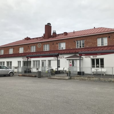 Stabshuset i Korpo med en bil framför