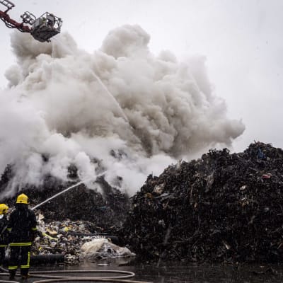 Pelastuslaitos sammuttamassa jäteaseman paloa Tampereen Ruskossa.