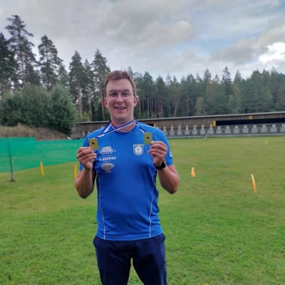 Joni Stenström visar upp sina medaljer.