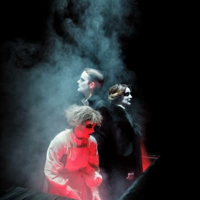  Iida Kuningas, Martin Bahne och Maria Ahlroth tillsammans med en hel del teaterrök.
