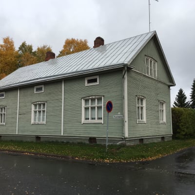 Oulun Puistokadulla sijaitsevan vanhan hirsitalon siirtämistä suunnitellaan.
