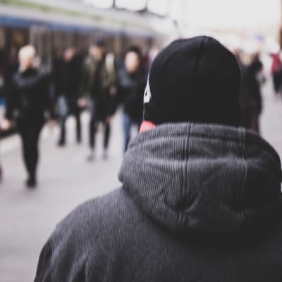 Huvud och axlar på ung person, fotograferad bakifrån. 