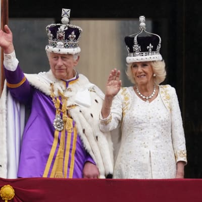 Kung Charles III och drottning Camilla vinkar till folket från Buckingham Palace.