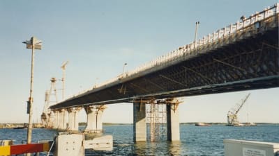 Replotbron i byggskedet. Bron öppnades den 27 augusti 1997.