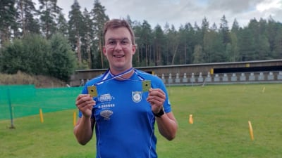 Joni Stenström visar upp sina medaljer.