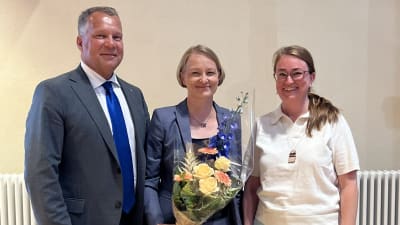 Tre människor som ser glada ut.