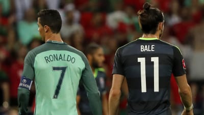 Cristiano Ronaldo och Gareth Bale går under semifinalen mellan Portugal och Wales i EM.