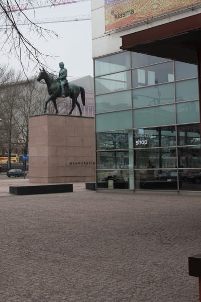 Mannerheims staty utanför Kiasma.
