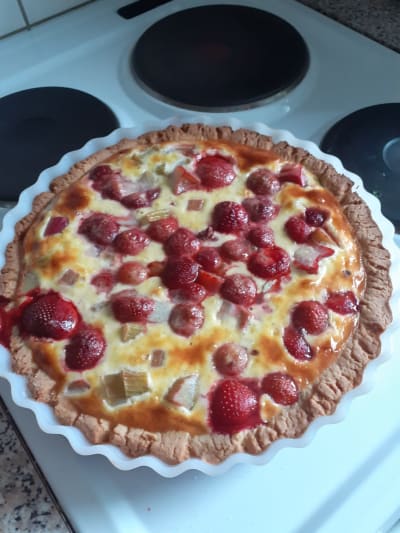 Jordgubbs- och rabarberpaj i en pajform.