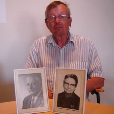 Wilhelm Panelius med porträtt av föräldrarna Olav och Elsa Panelius