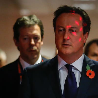 David Cameron på väg till en presskonferens under toppmötet i Bryssel 24.10.2014.
