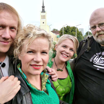 Taloraatilaiset Sipe Santapukki (vas.), Heli Laaksonen(kesk oik.) ja Otso Kantokorpi(oik.) kiertävät Minna Joenniemen(edessä) kanssa Tallinnassa ja selvittävät, mitä virolaisesta nykyarkkitehtuurista kannattaa tuoda tuliaisina Suomeen.