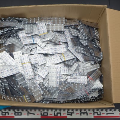 Ett stort antal pillerkartor med ksalol-tabletter i en pappkartong.